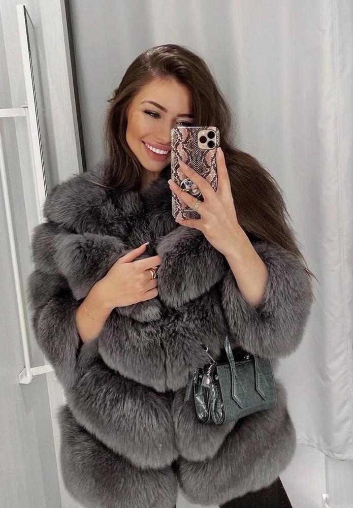 25P woman in fur coat 27