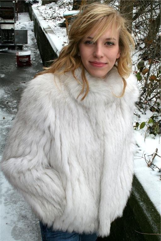 25P woman in fur coat 27