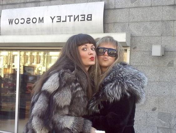 25P woman in fur coat 27