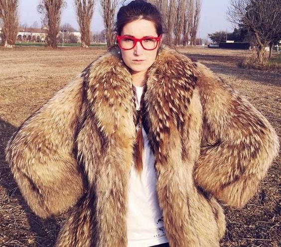 25P woman in fur coat 27