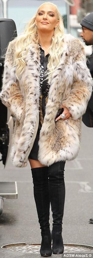25P woman in fur coat 27
