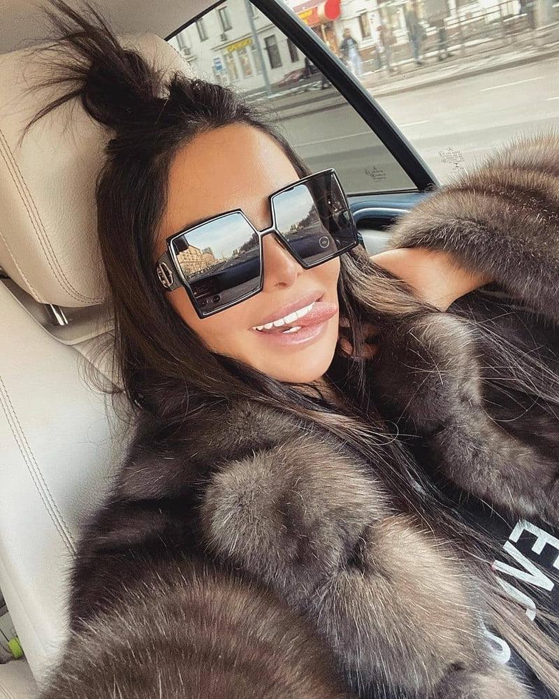 25P woman in fur coat 27