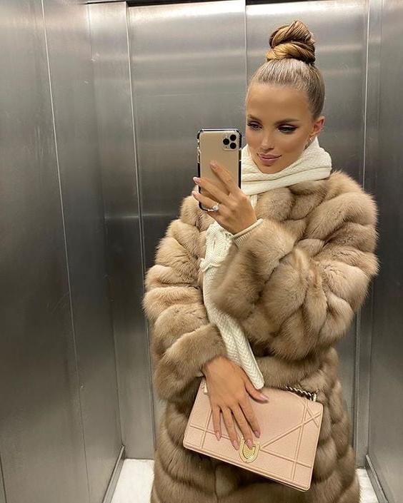 25P woman in fur coat 27
