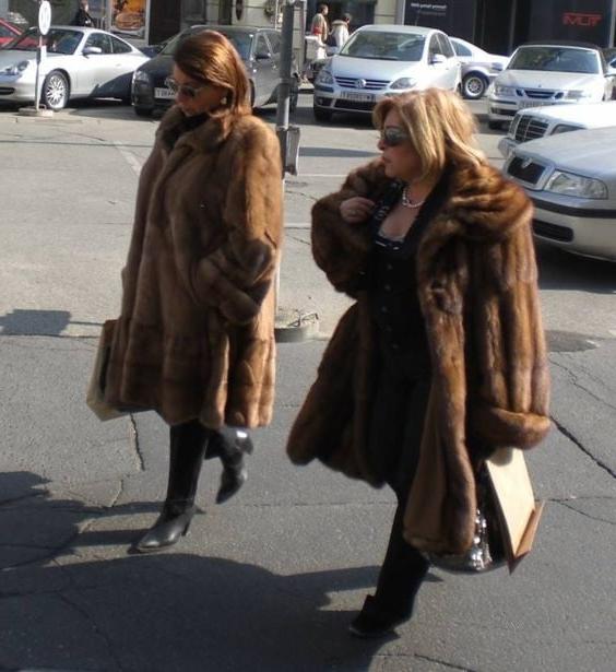 25P woman in fur coat 27