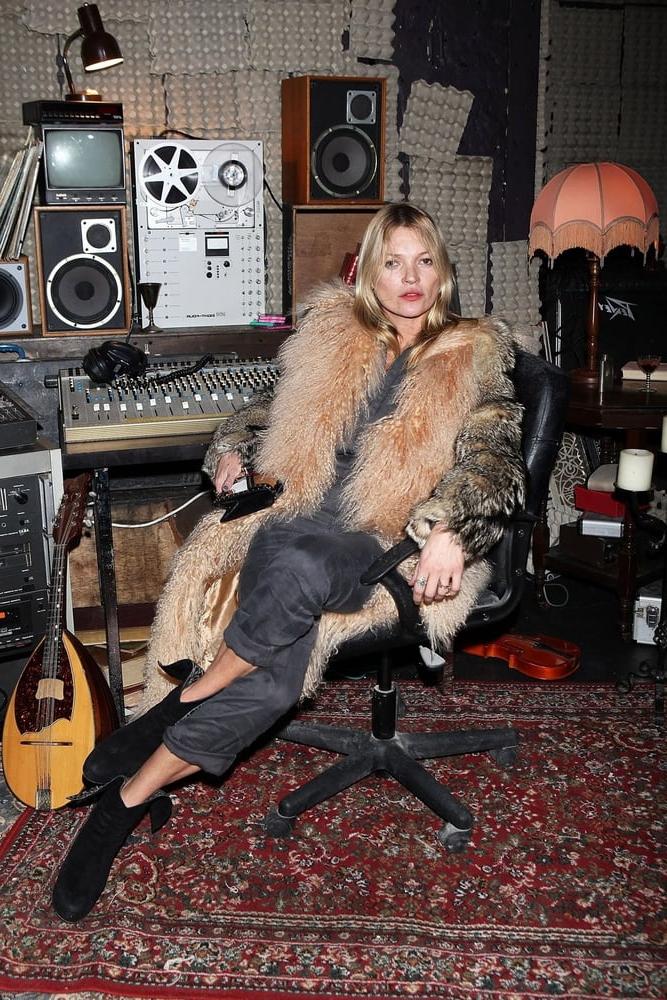 25P woman in fur coat 27