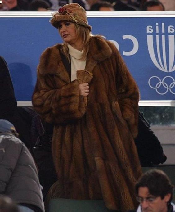 25P woman in fur coat 27