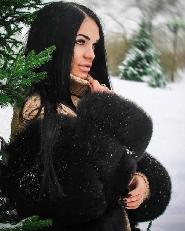 25P woman in fur coat 27