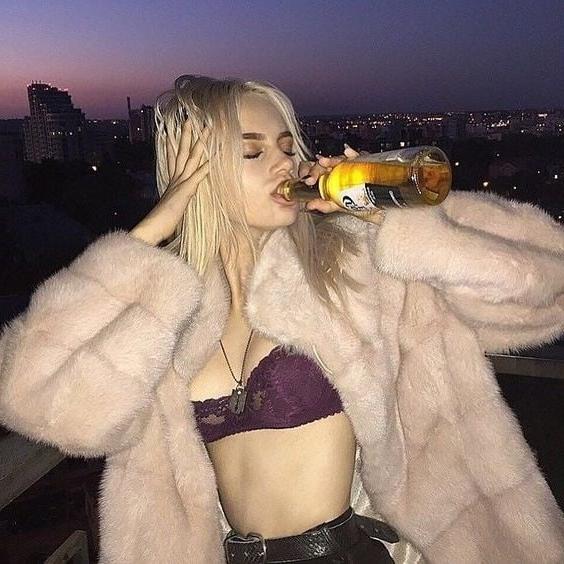 25P woman in fur coat 27