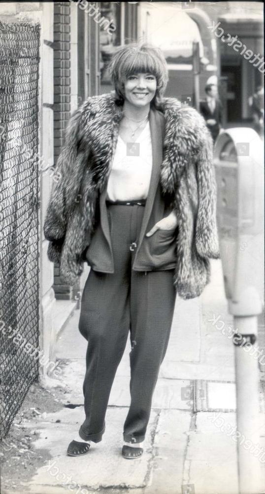 25P woman in fur coat 27