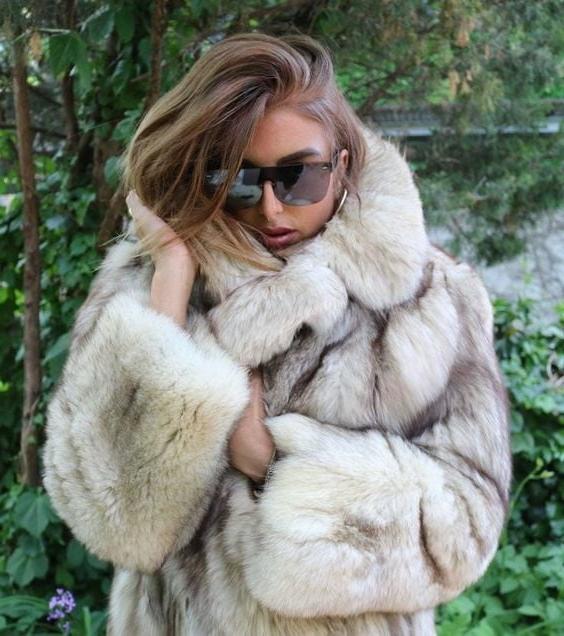 25P woman in fur coat 27