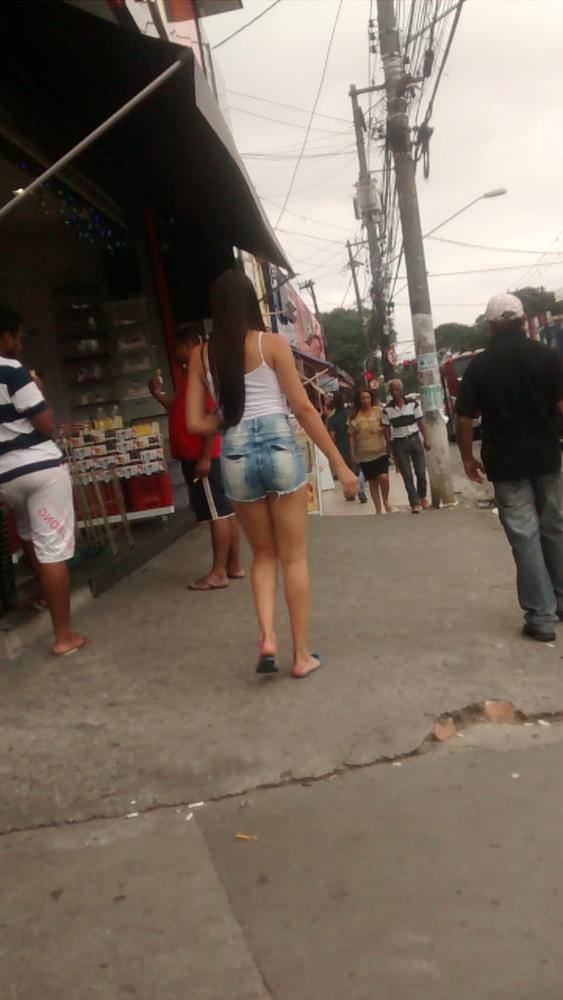 16P Gostosa de shorts atolado