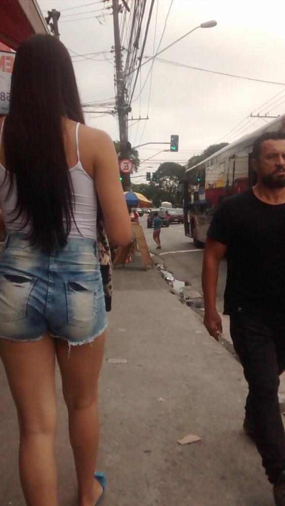 16P Gostosa de shorts atolado