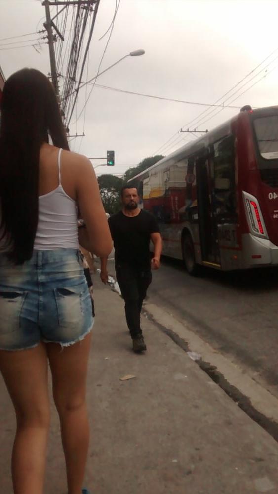 16P Gostosa de shorts atolado