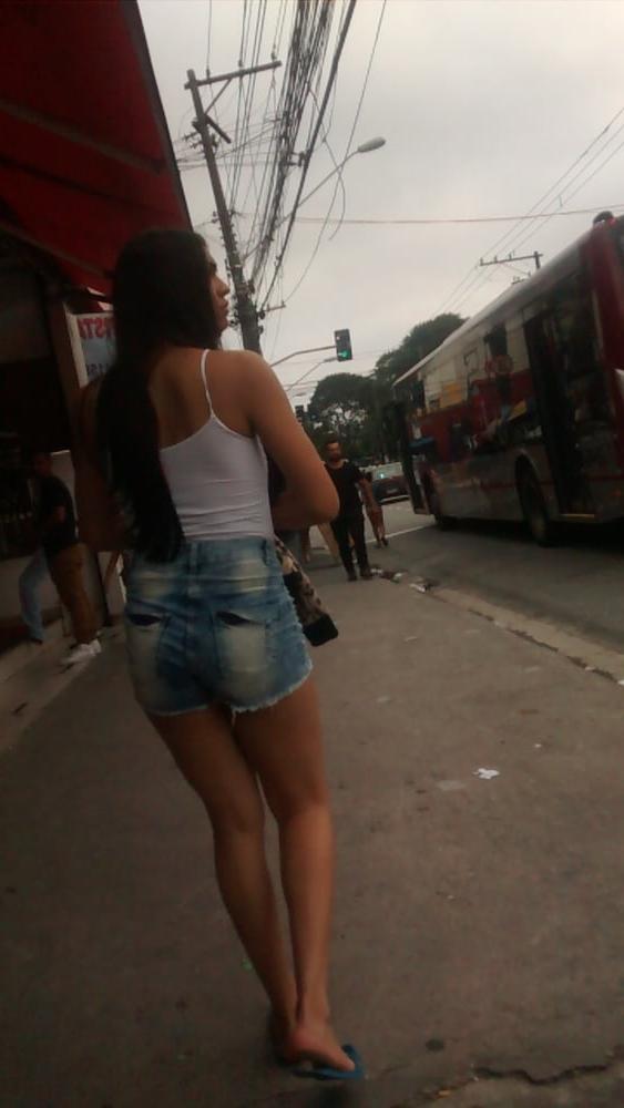16P Gostosa de shorts atolado