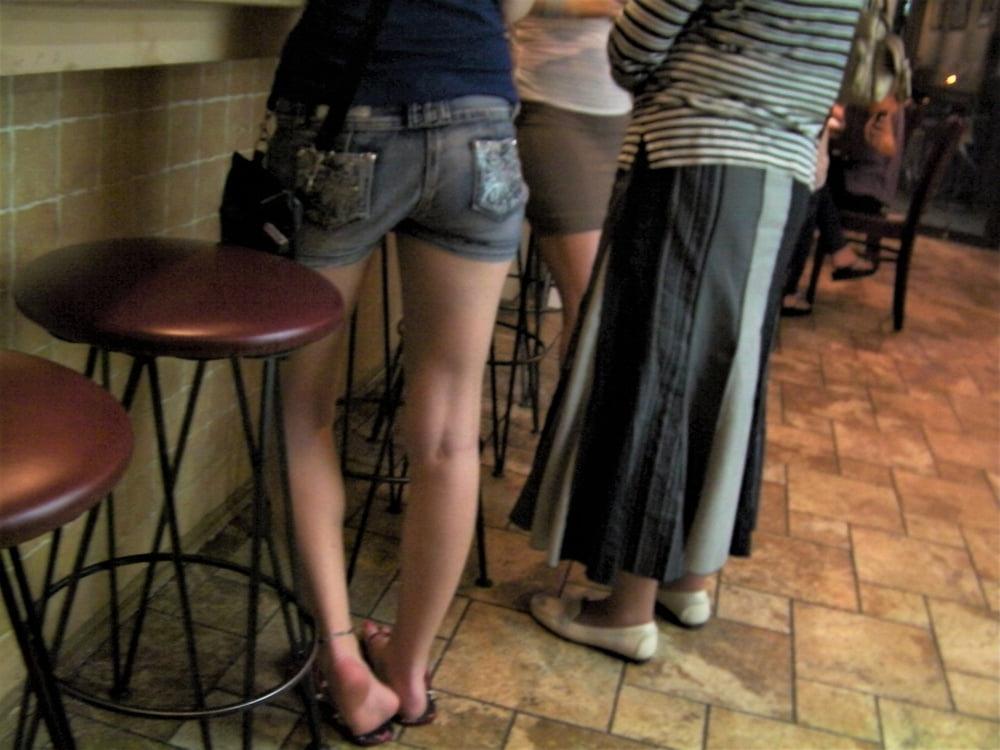 9P Voyeur: Small bums in shorts