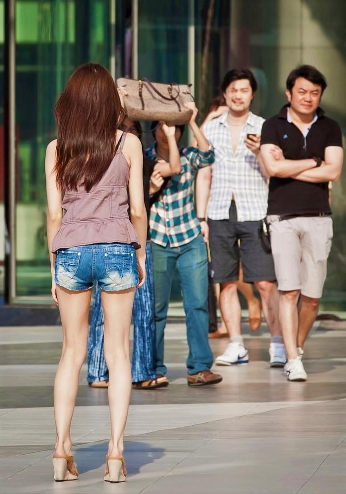 9P Voyeur: Small bums in shorts