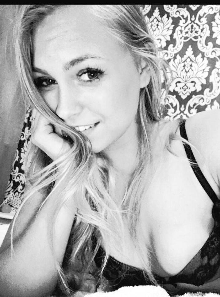 25P Slim blonde show her goodies
