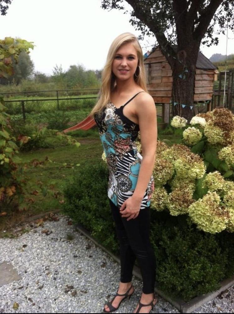 25P Slim blonde show her goodies