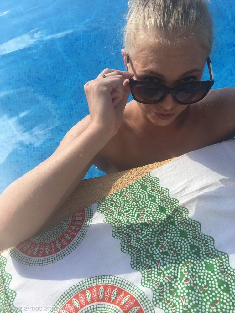 25P Slim blonde show her goodies