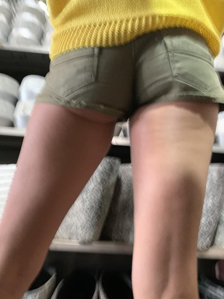 25P Very sexy skinny girl. Mini short.