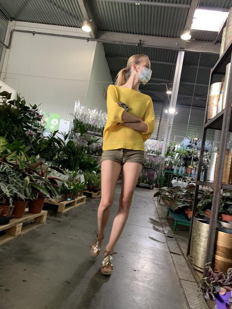 25P Very sexy skinny girl. Mini short.