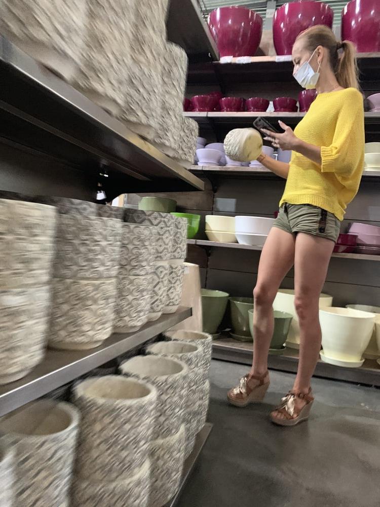 25P Very sexy skinny girl. Mini short.