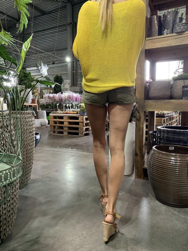 25P Very sexy skinny girl. Mini short.