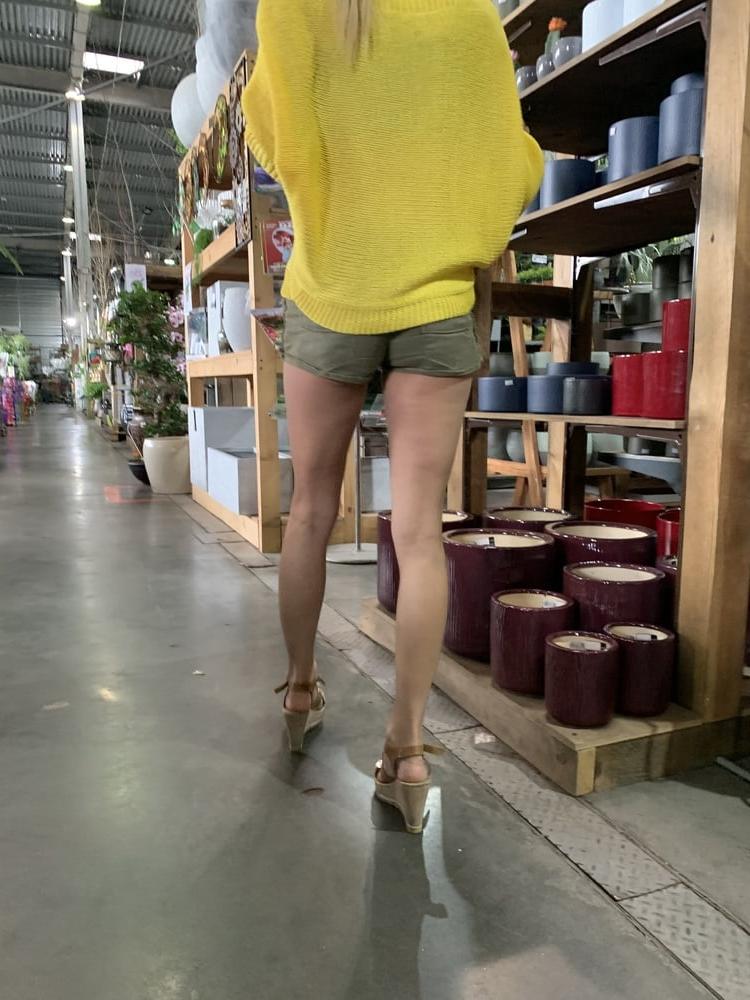 25P Very sexy skinny girl. Mini short.