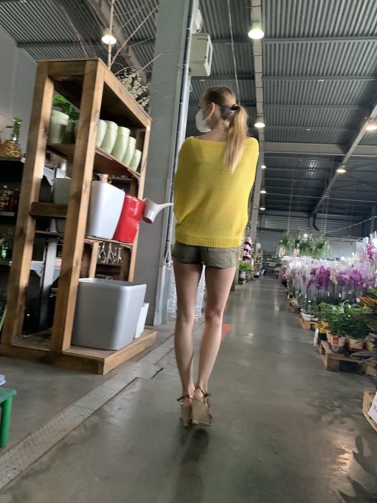 25P Very sexy skinny girl. Mini short.