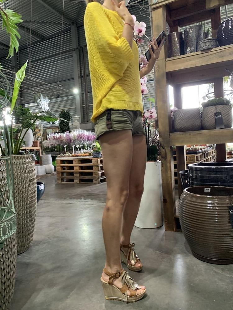 25P Very sexy skinny girl. Mini short.