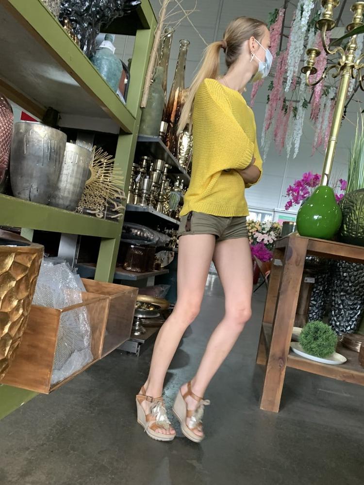 25P Very sexy skinny girl. Mini short.