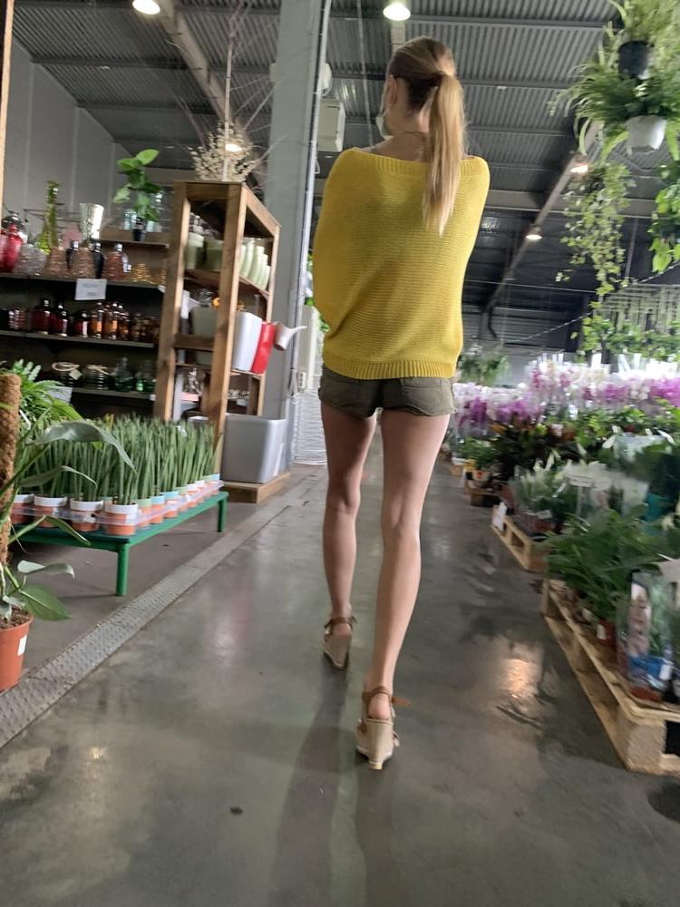 25P Very sexy skinny girl. Mini short.