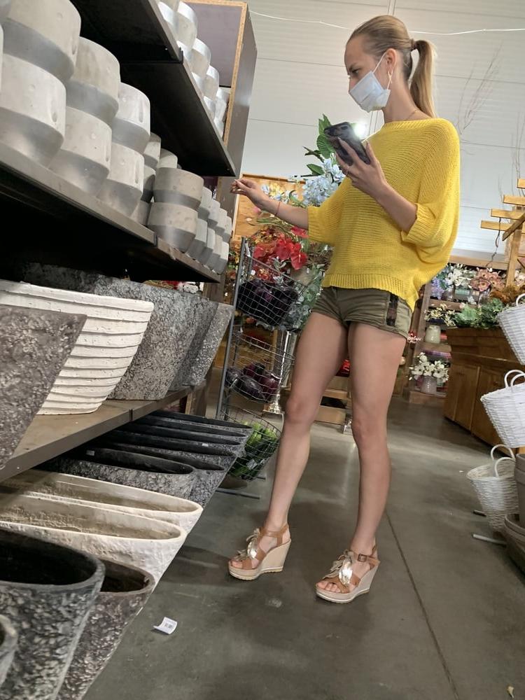 25P Very sexy skinny girl. Mini short.