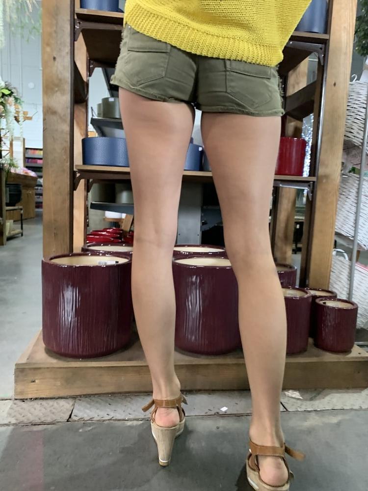 25P Very sexy skinny girl. Mini short.