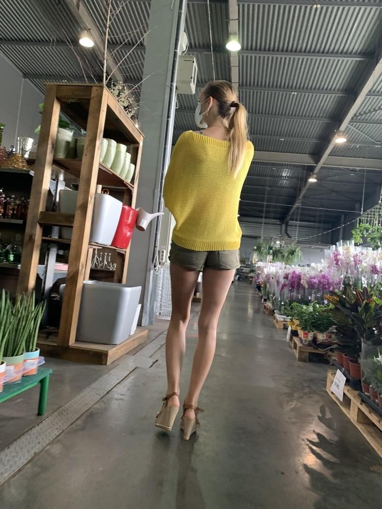 25P Very sexy skinny girl. Mini short.