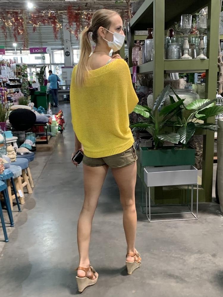 25P Very sexy skinny girl. Mini short.