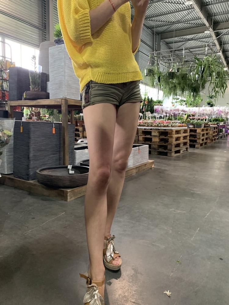 25P Very sexy skinny girl. Mini short.