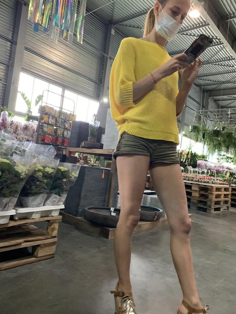25P Very sexy skinny girl. Mini short.