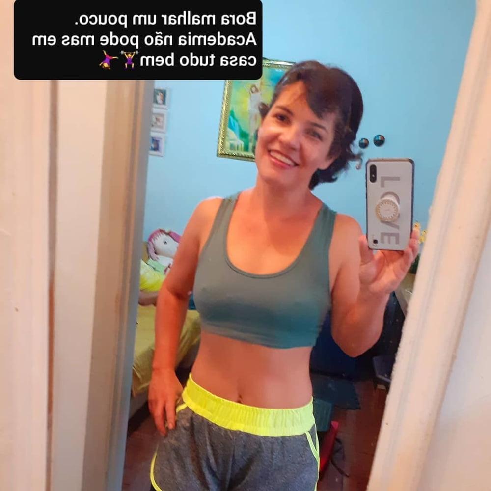 22P Housewife (Latin milf )