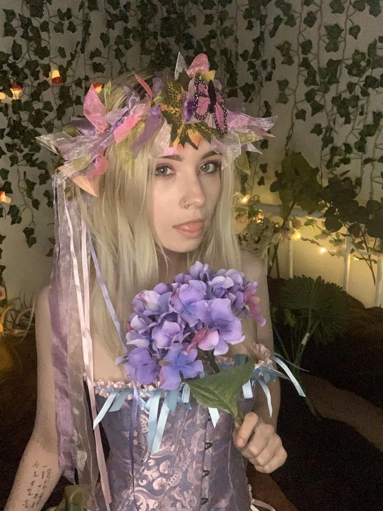 25P Australian lil miss lily studying floristry private pics
