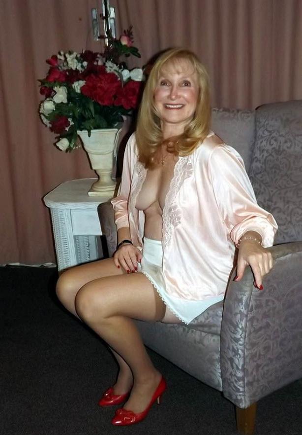 25P Grannies Leg Show