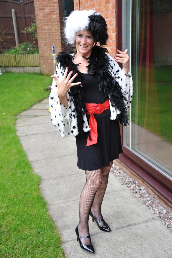 25P Grannies Leg Show