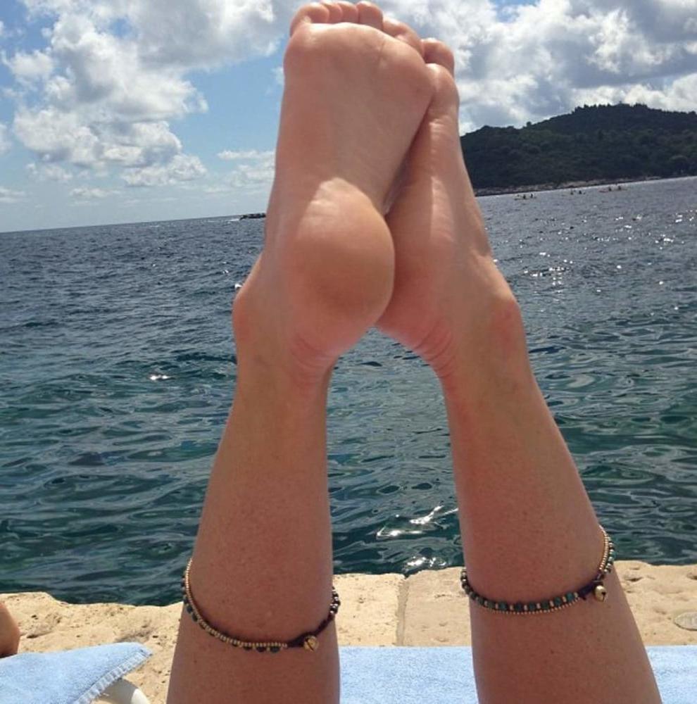 9P Lena Headey perfect toes