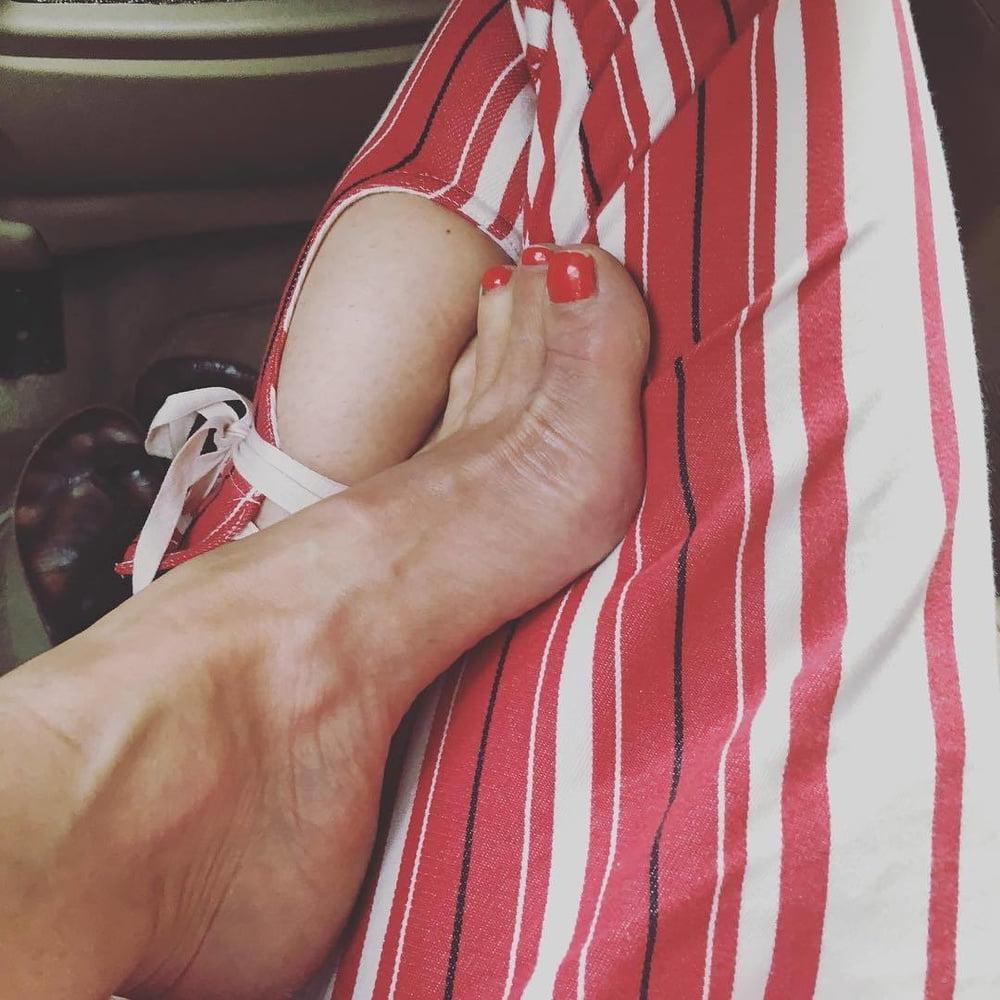 9P Lena Headey perfect toes