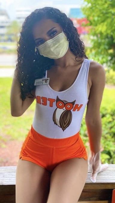 25P Hooters Hotties