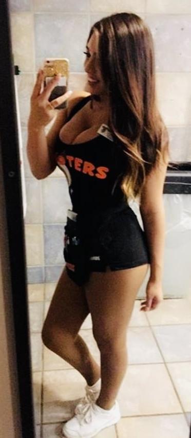 25P Hooters Hotties