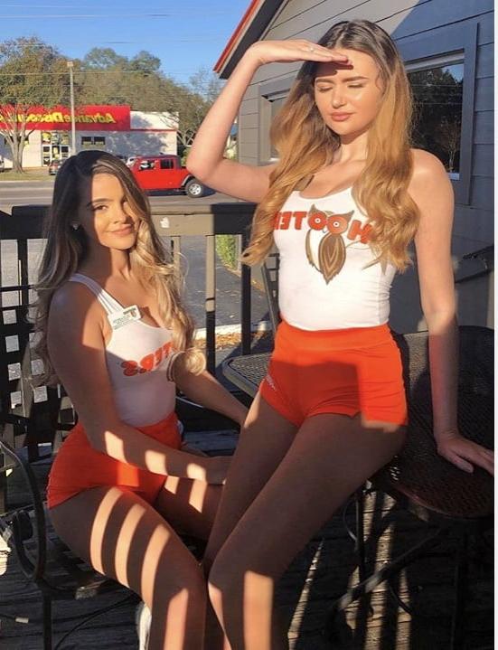25P Hooters Hotties