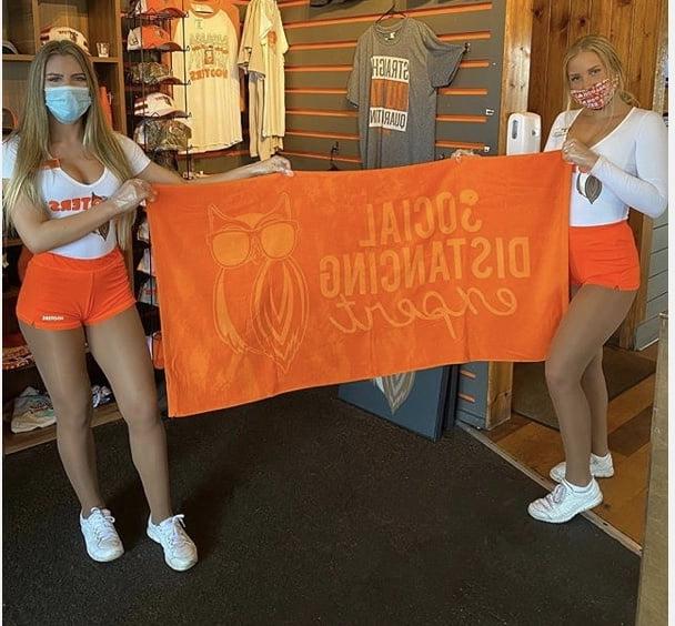 25P Hooters Hotties