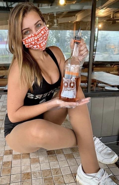 25P Hooters Hotties