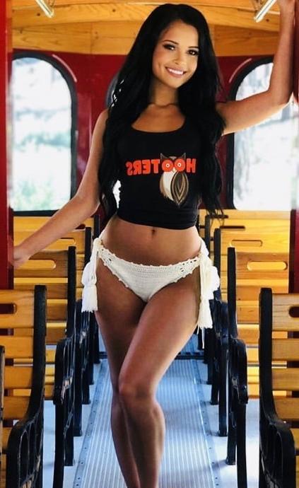 25P Hooters Hotties